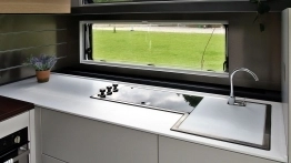 Przestrzeń kuchenna wręcz zmusza do przygotowywania potraw. Duży blat, piekarnik z grillem, mikrofalówka, okap i lodówka o pojemności 167 l - zdjęcie 18